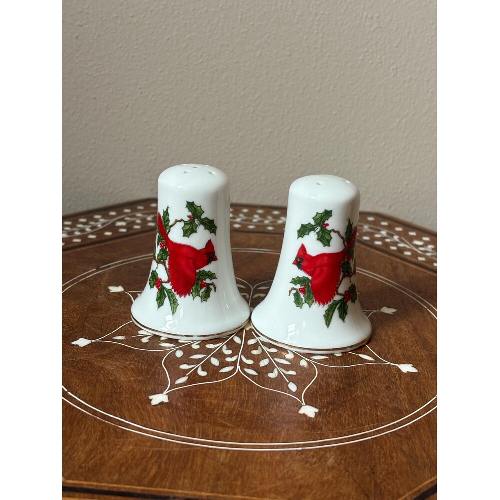 Vintage Lefton Cardinal Salt & Pepper Shaker Set Holly 01067